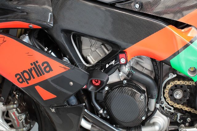 APRILIJA RSV4  štitnik defender klizač motocikla 01