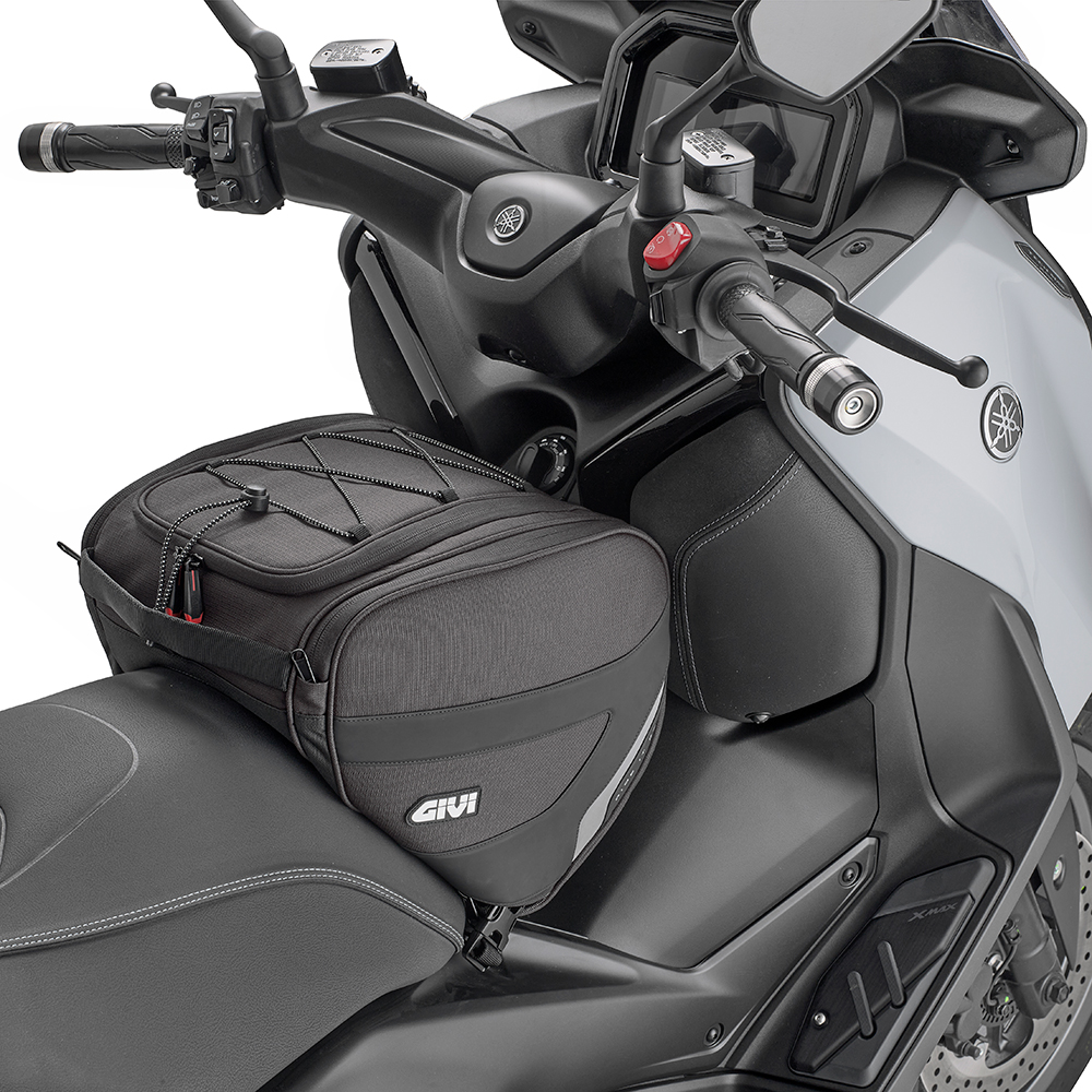 EASY tunnel bag mounted on givi yamaha xmaxtechmax